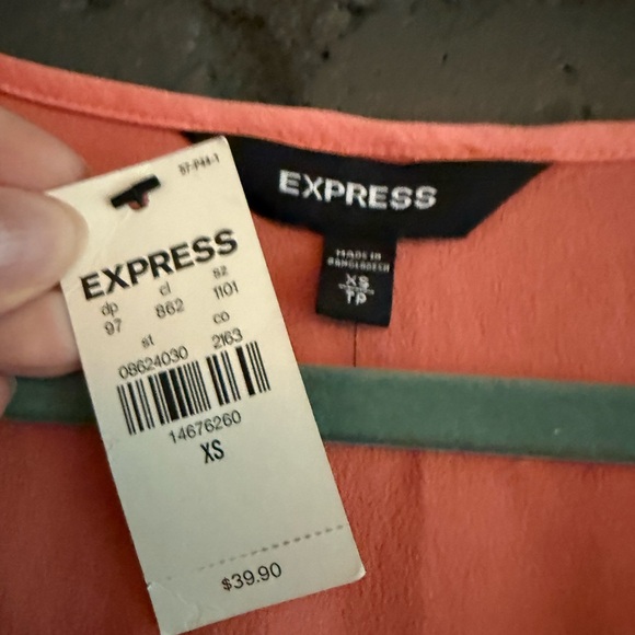 Express V-Neck Gramercy Tee in Coral NWT - Picture 4 of 6